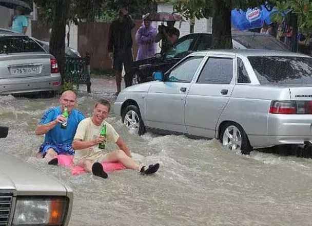 俄索契暴雨成灾变泽国 民众乘气垫出行