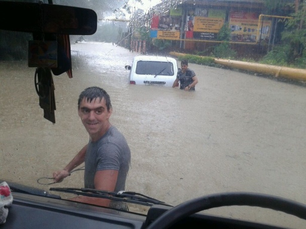 俄索契暴雨成災變澤國 民眾乘氣墊出行