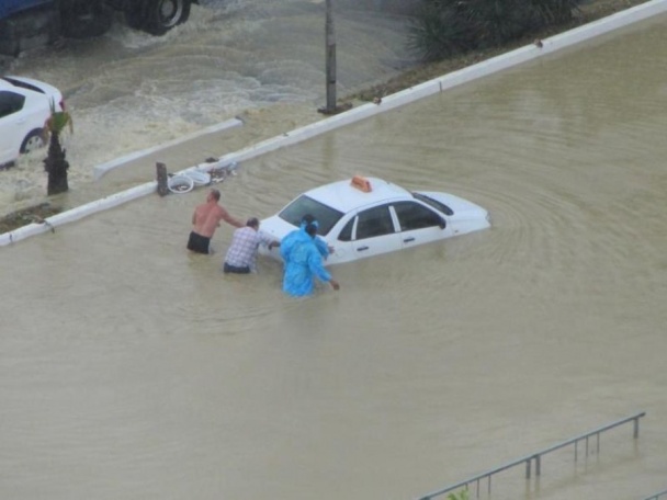 俄索契暴雨成災變澤國 民眾乘氣墊出行