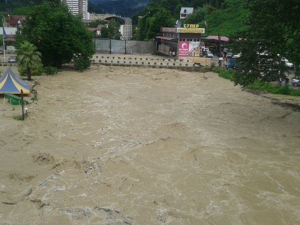 俄索契暴雨成灾变泽国 民众乘气垫出行