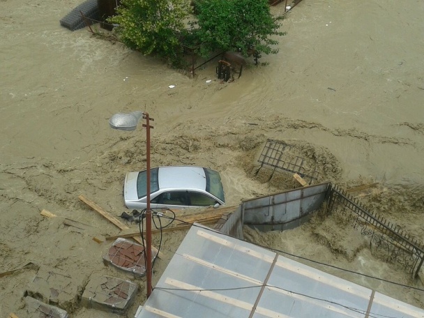 俄索契暴雨成灾变泽国 民众乘气垫出行