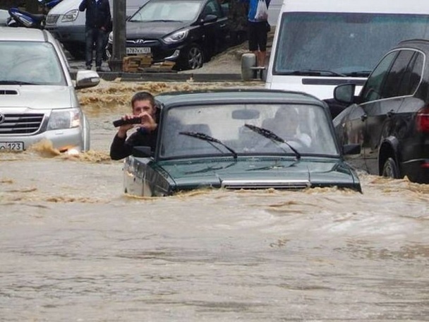 俄索契暴雨成災變澤國 民眾乘氣墊出行