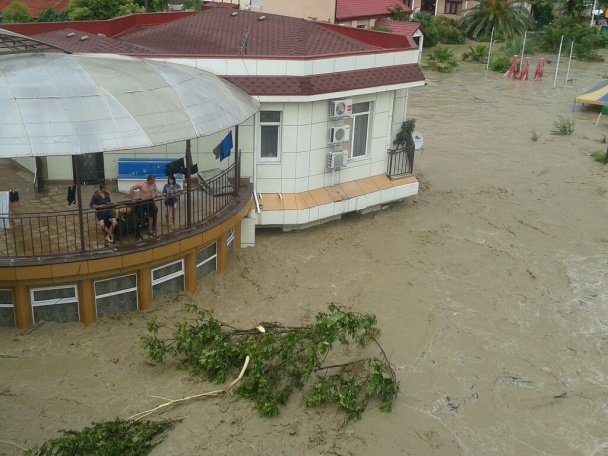 俄索契暴雨成災變澤國 民眾乘氣墊出行