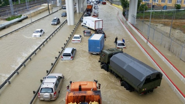 俄索契暴雨成灾变泽国 民众乘气垫出行