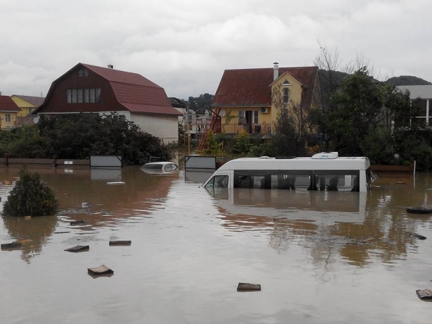 俄索契暴雨成災變澤國 民眾乘氣墊出行