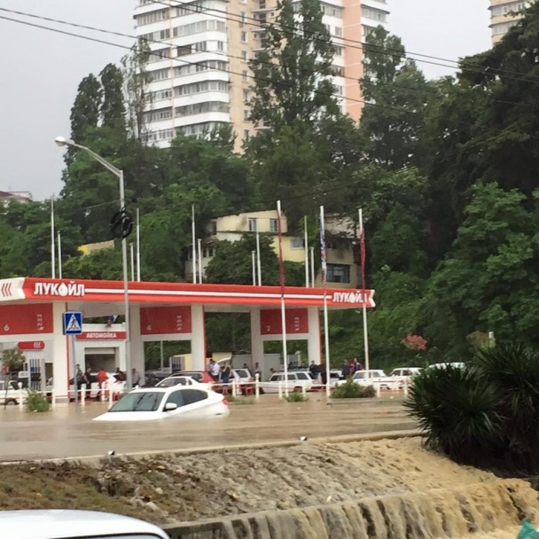 俄索契暴雨成災變澤國 民眾乘氣墊出行