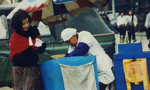 接地气!20年前的林青霞与卖雪糕阿姨热聊