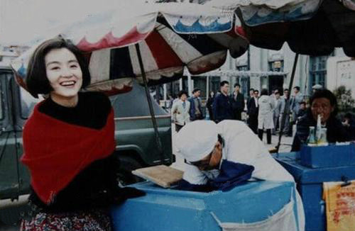 接地气!20年前的林青霞与卖雪糕阿姨热聊