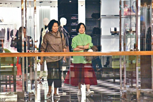 接地气!20年前的林青霞与卖雪糕阿姨热聊