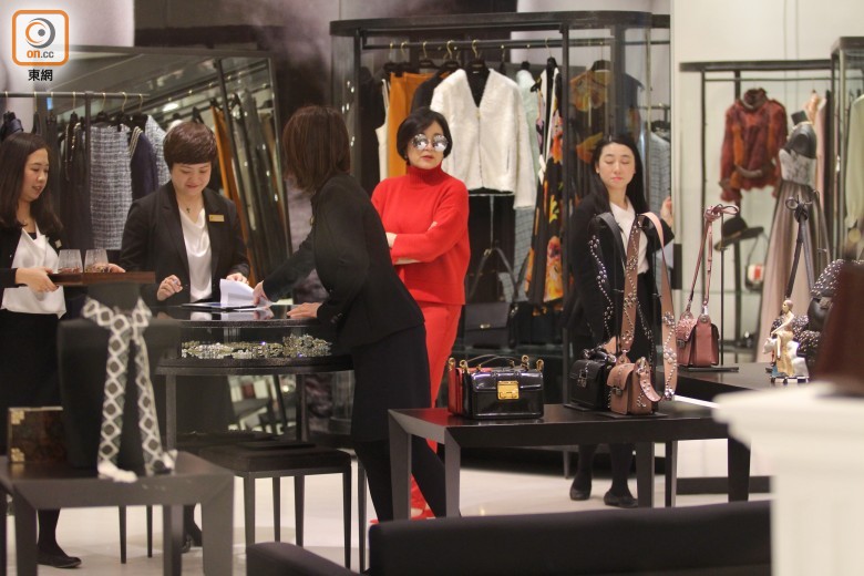 接地气!20年前的林青霞与卖雪糕阿姨热聊