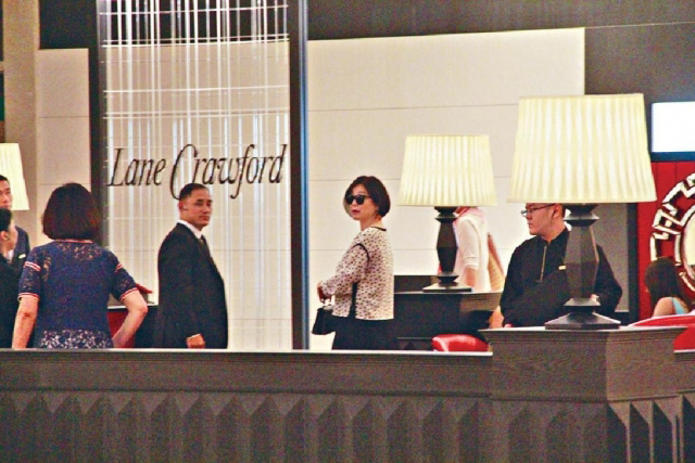 接地气!20年前的林青霞与卖雪糕阿姨热聊