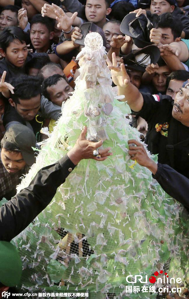 印尼日惹寶石塔巡遊 上萬民眾爭搶祈求好運
