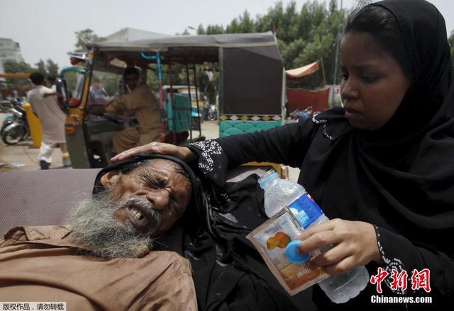 巴基斯坦高温致1000多人丧生 政府放假民众抢购冰块