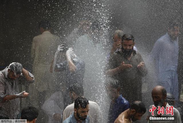巴基斯坦高温致1000多人丧生 政府放假民众抢购冰块