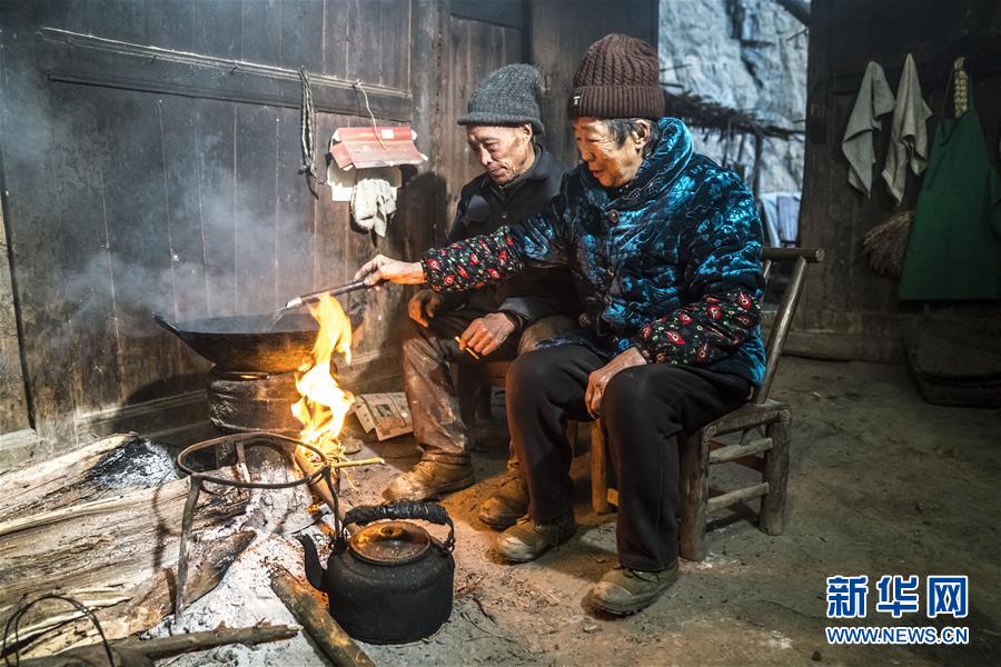 湖北恩施：崖居人家喜遷新居