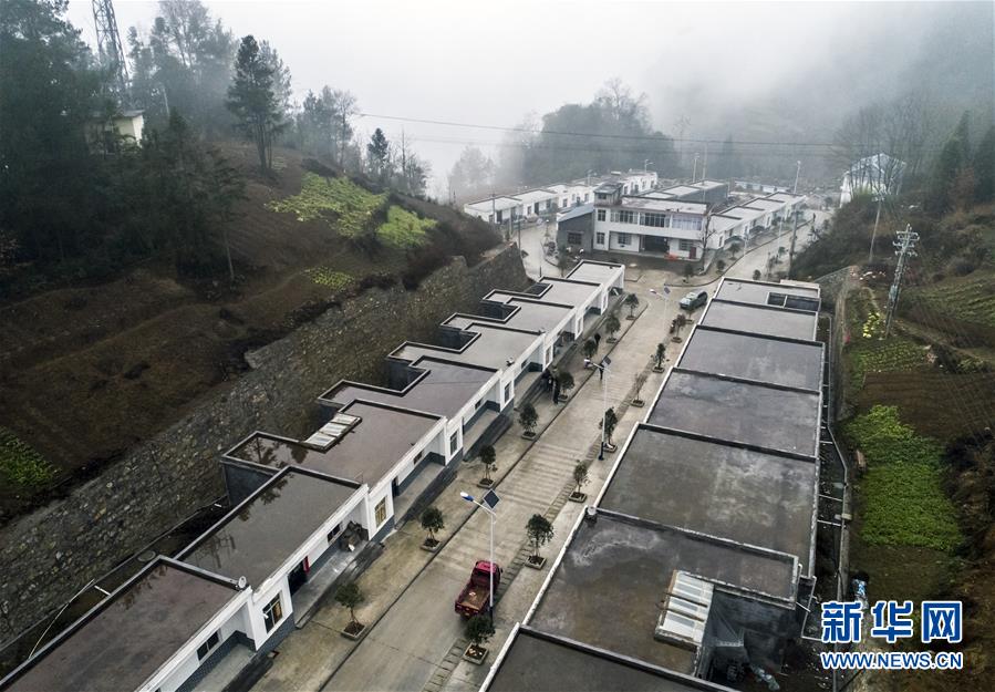 湖北恩施：崖居人家喜遷新居