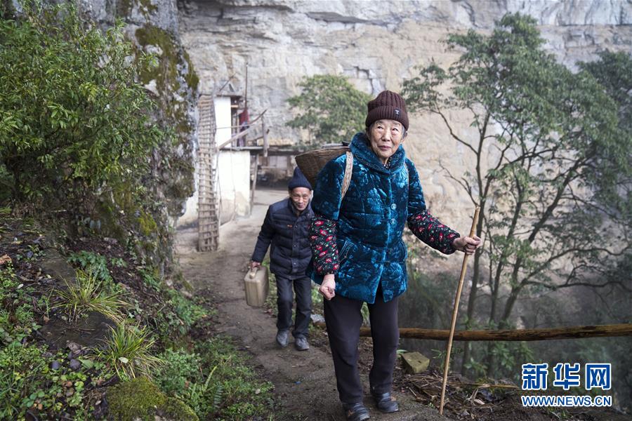 湖北恩施：崖居人家喜迁新居