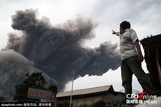 印尼錫納朋火山接連噴發 場面震撼似災難電影