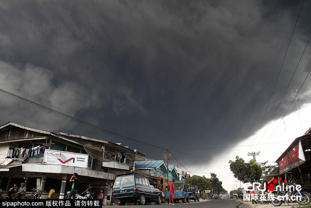 印尼錫納朋火山接連噴發 場面震撼似災難電影