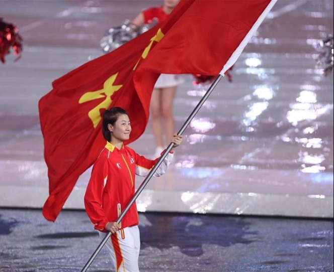 北京代表团旗手丁宁在运动员入场仪式上_fororder_129690075_15038363916791n