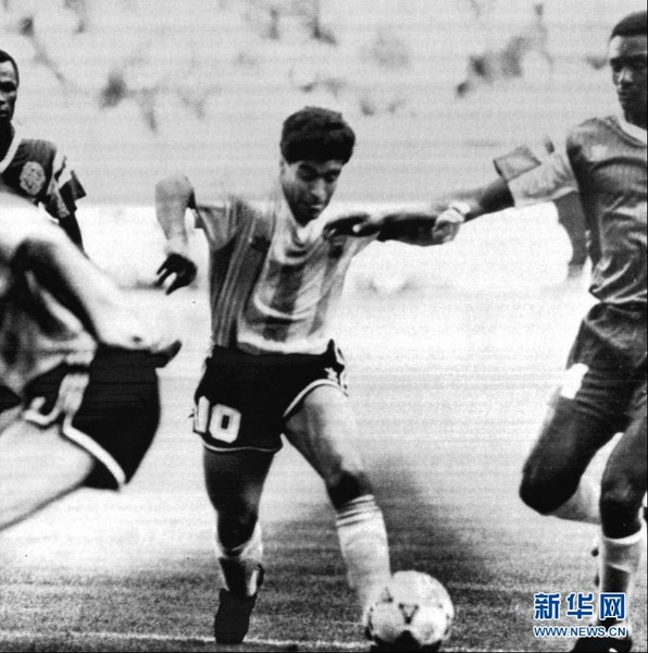 1990年6月8日，在意大利世界杯第一轮阿根廷队与喀麦隆队的比赛中，阿根廷队球员马拉多纳带球突破。新华社记者徐步摄
