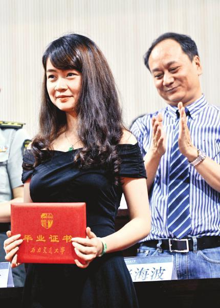 成都學霸父女是同校師兄妹 爸爸為女兒頒畢業證 成都學霸父女是同校師兄妹 爸爸為女兒頒畢業證