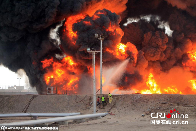 也門胡塞武裝襲擊亞丁港口 附近煉油廠燃起熊熊大火