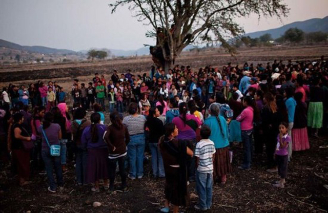 墨西哥小镇奇特求雨仪式：女性互殴流血浇灌土地