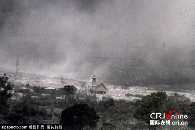 印尼錫納朋火山再度噴發 已經連續活躍2周