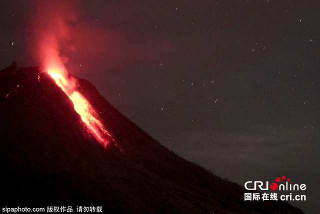 印尼錫納朋火山再度噴發 已經連續活躍2周