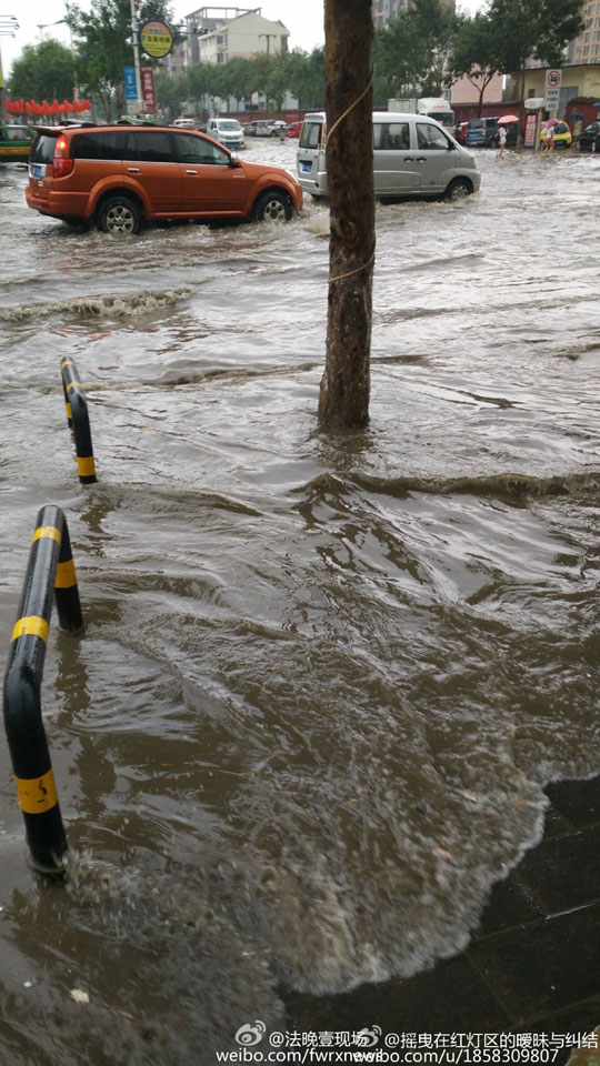 降雨致河北燕郊燕顺路积水严重 燕郊成"淹郊"