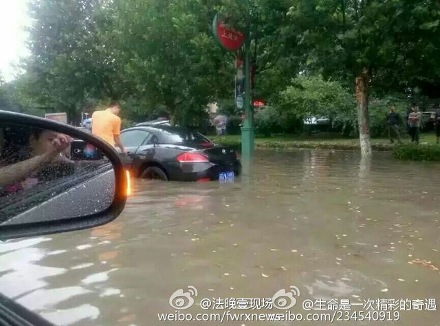 降雨致河北燕郊燕顺路积水严重 燕郊成"淹郊"