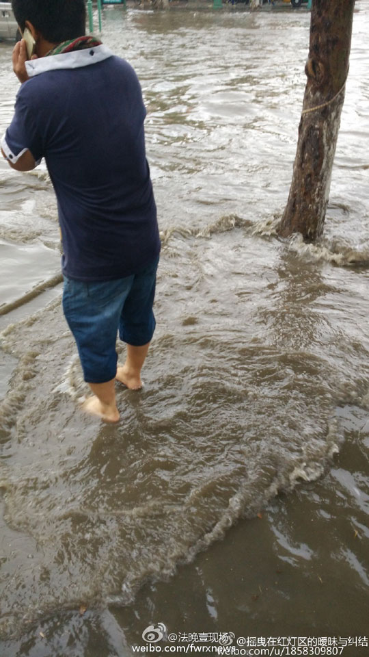 降雨致河北燕郊燕顺路积水严重 燕郊成"淹郊"