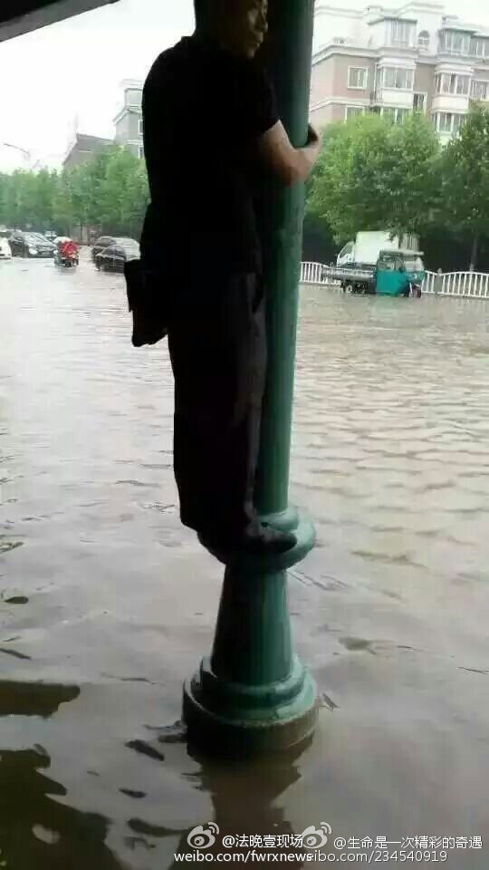 降雨致河北燕郊燕顺路积水严重 燕郊成"淹郊"