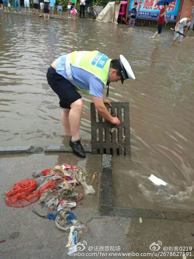 降雨致河北燕郊燕顺路积水严重 燕郊成"淹郊"