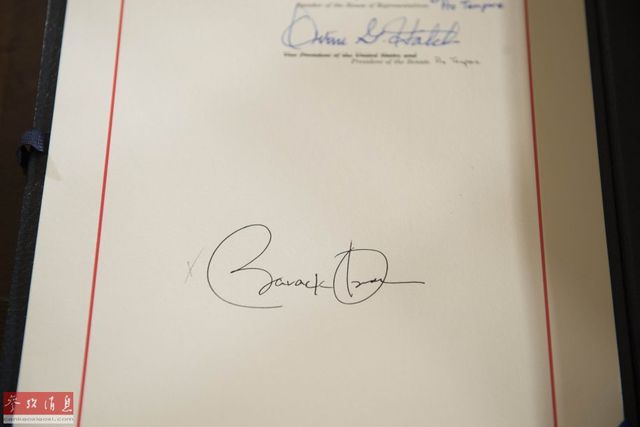 奥巴马签署法案高兴至极 20支笔轮换使用