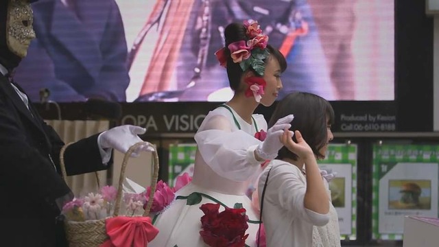 日本现特殊连衣裙 被夸漂亮就会“开花”