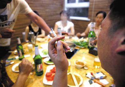 北京控烟条例实施满月 禁烟场所仍常见吸烟者
