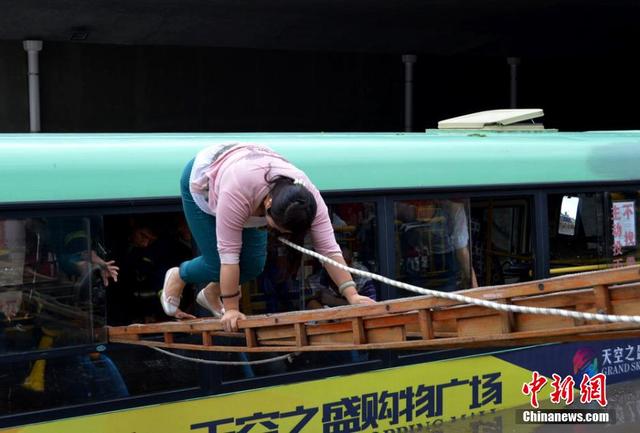 甘肅一公交車被淹路中間 乘客爬消防梯獲救