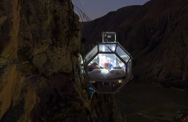 秘鲁悬崖边建玻璃酒店 悬挂半空需乘索道抵达