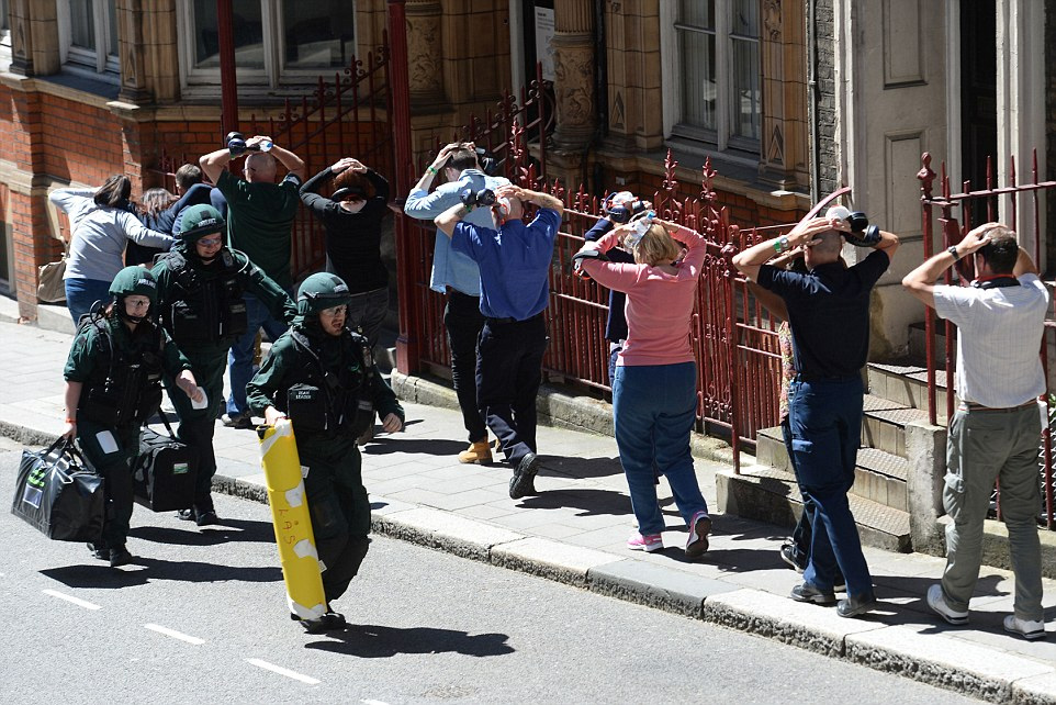 英国举行最大规模反恐演习 群众"受伤"场景逼真