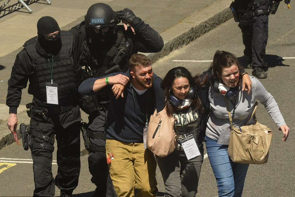 英国举行最大规模反恐演习 群众"受伤"场景逼真