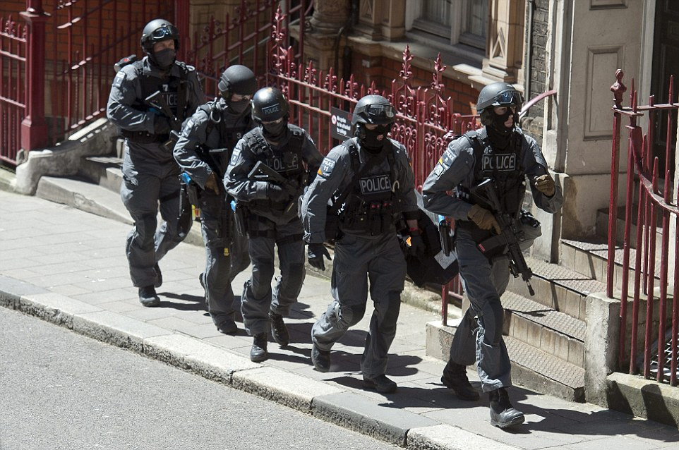 英国举行最大规模反恐演习 群众"受伤"场景逼真