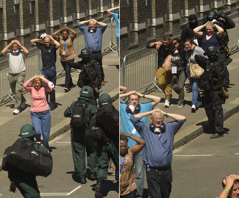 英国举行最大规模反恐演习 群众"受伤"场景逼真