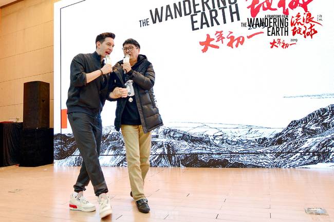 mike隋亮相《流浪地球》首映 戏里戏外"皮"劲十足