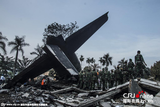 印尼士兵和救援隊清理墜毀軍機殘骸