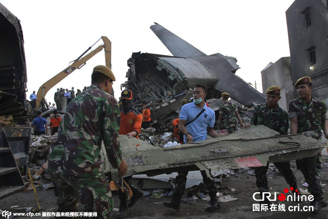 印尼士兵和救援隊清理墜毀軍機殘骸