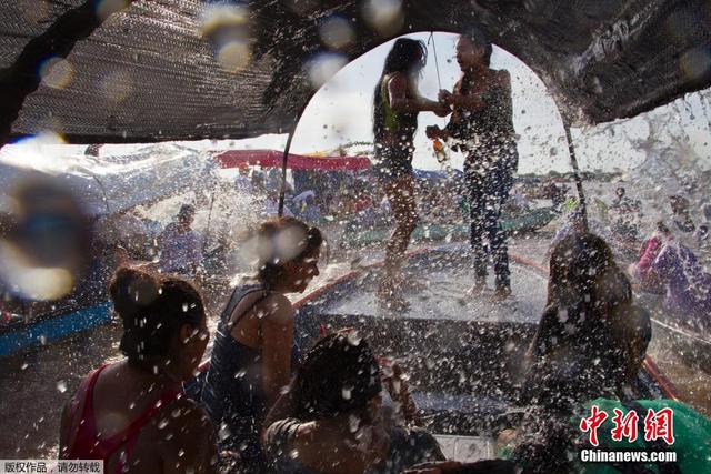 墨西哥民众庆祝传统“泼水节” 祈求渔业丰收