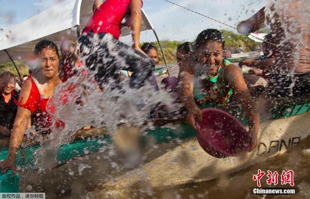 墨西哥民众庆祝传统“泼水节” 祈求渔业丰收