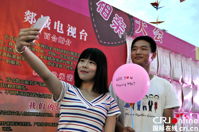 山东郯城:相亲大会助多对青年男女成功牵手 山东郯城:相亲大会助多对青年男女成功牵手_fororder_8月26日,一对青年在山东省临沂市郯城县“七夕节”相亲大会上牵手成功后拍照留念。_DSC5067_副本